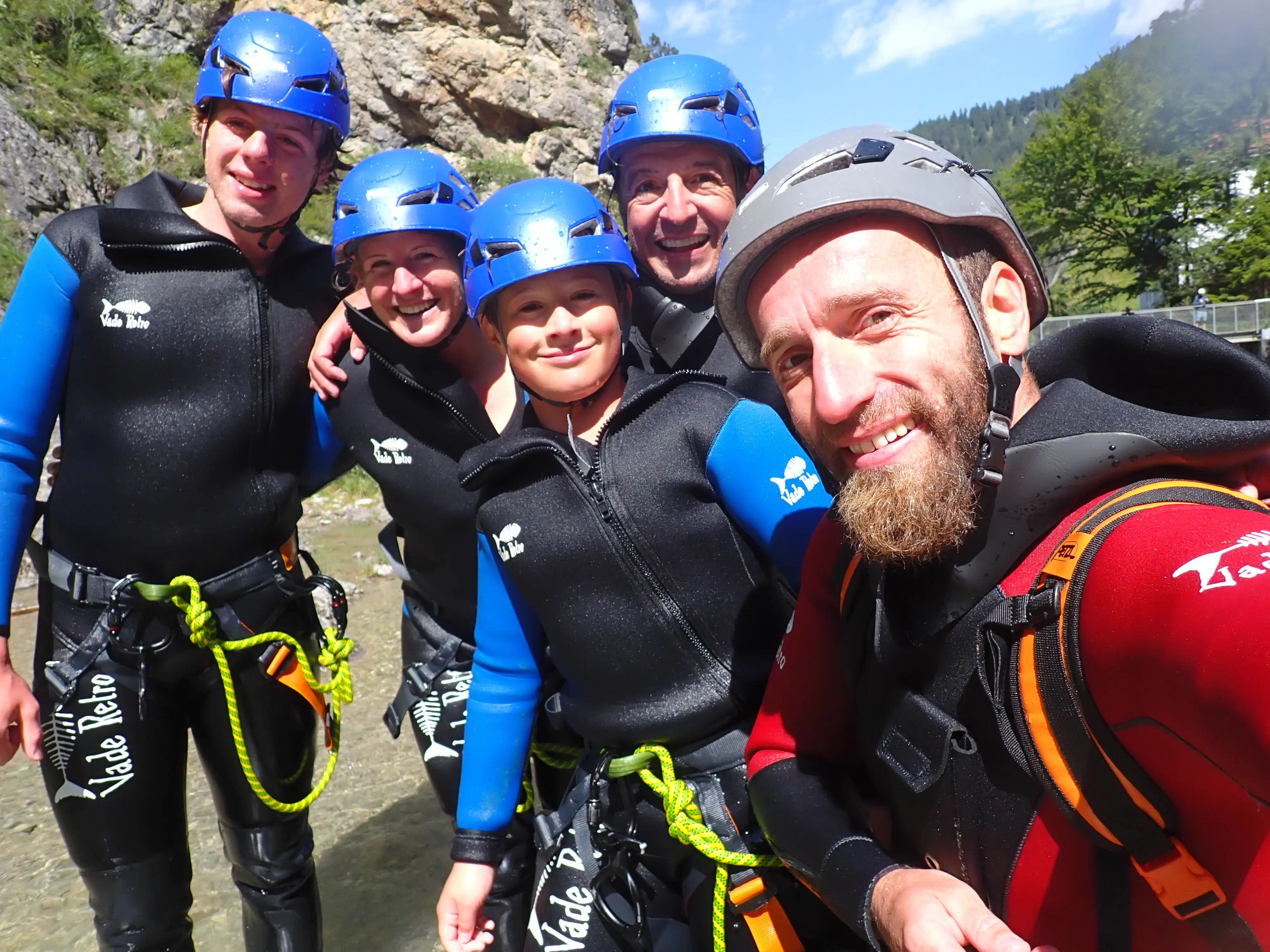 Canyoning Reutte - Familie mit Lachendem Gesicht und Guide